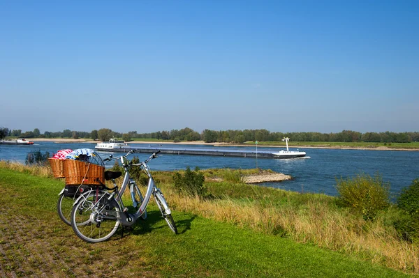 Nederlandse rivierlandschap met fietsen — Stockfoto
