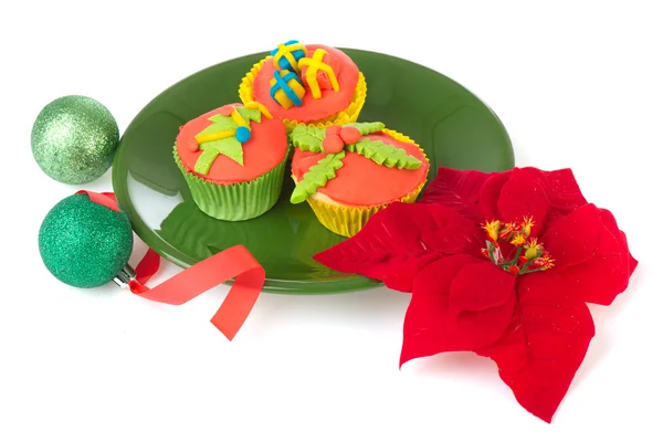 Bolas de cupcakes de Navidad y poinsettia —  Fotos de Stock