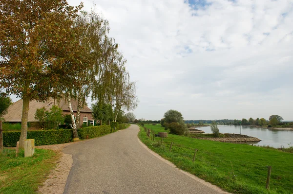 Nederlandse boerderij in de buurt van de rivier — Stockfoto