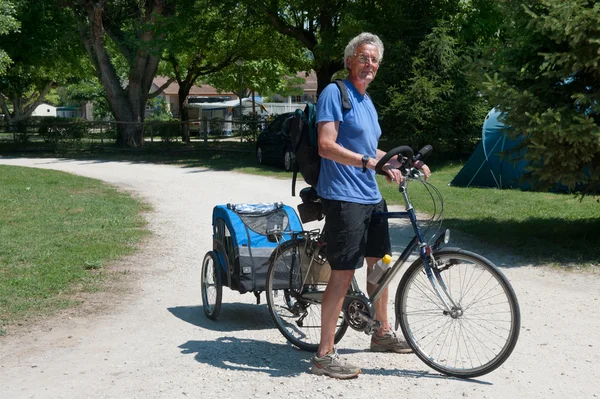 Mann mit Fahrrad und Hund unterwegs — Stockfoto