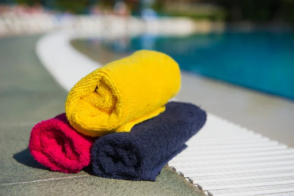 在游泳池的毛巾 — 图库照片