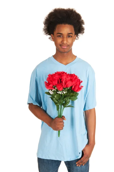 Noir adolescent garçon est donner fleurs — Photo