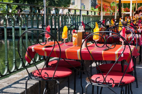 Farbenfrohe französische Terrasse in isle de la sorgue — Stockfoto