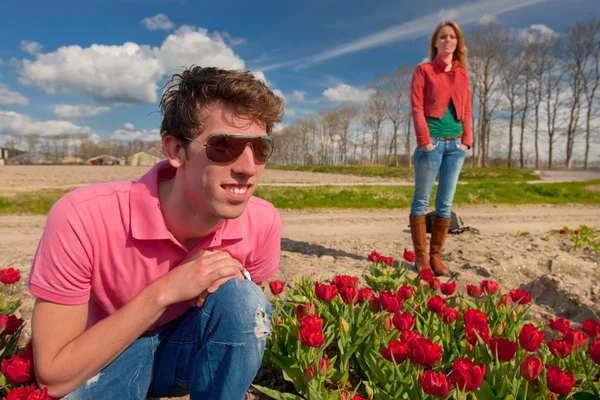 Casal jovem em campos de flores — Fotografia de Stock