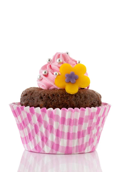 Розовый шоколадный кекс с цветами — стоковое фото