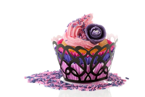 Rosa Cupcake mit Rosenblüte — Stockfoto