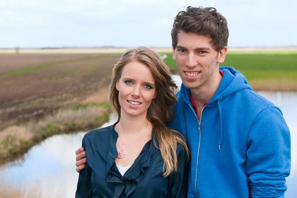 Mladý pár v holandské krajiny — Stock fotografie