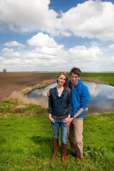 Mladý pár v holandské krajiny — Stock fotografie