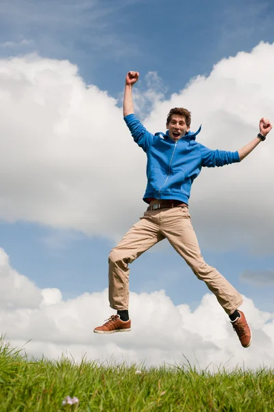 Щасливі стрибки людина — стокове фото