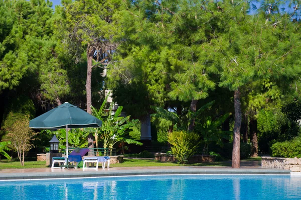 Luxury outdoor swimming pool — Stock Photo, Image