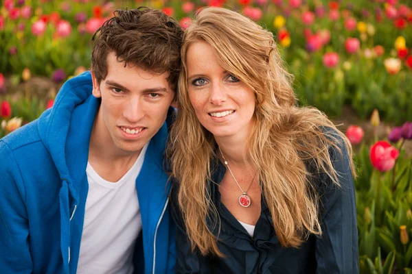 Junges Paar in holländischen Blumenfeldern — Stockfoto