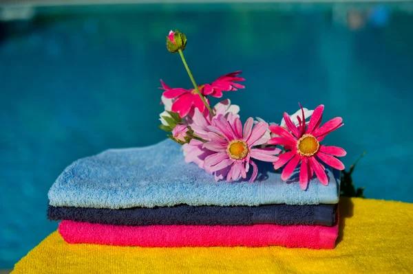 Handtücher und Blumen — Stockfoto