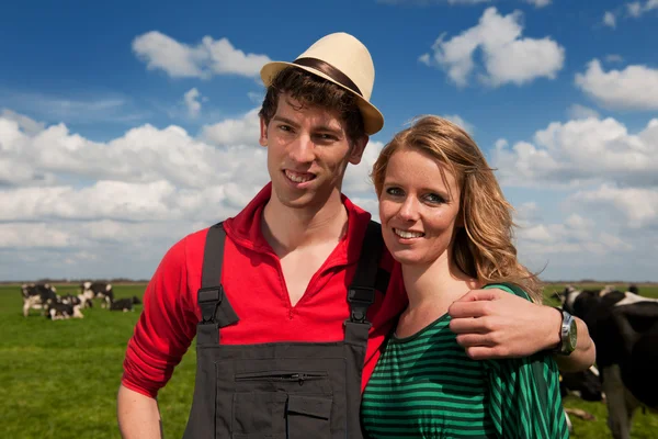 Paisagem holandesa típica com casal de agricultores e vacas — Fotografia de Stock