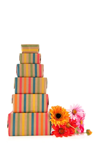 Cadeaux enveloppés colorés et fleurs — Photo