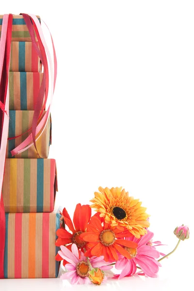 Kleurrijke verpakt presenteert en bloemen — Stockfoto