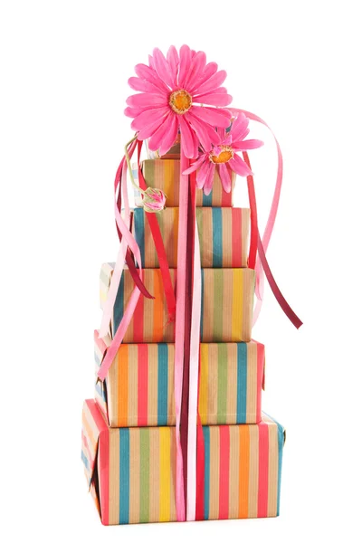 Kolorowe zapakowane prezenty i kwiaty — Zdjęcie stockowe