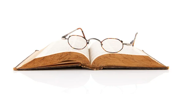 Gammal bok med läsglasögon — Stockfoto