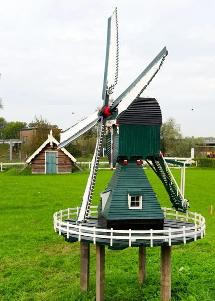 Moinho de vento holandês em miniatura — Fotografia de Stock