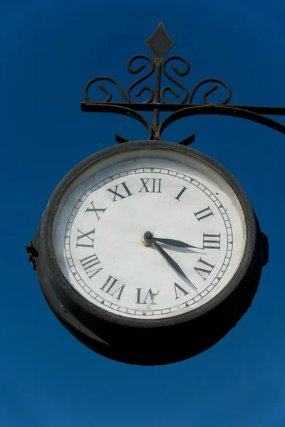Relógio velho ao ar livre — Fotografia de Stock