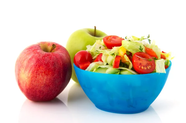 Salada mista fresca e maçãs — Fotografia de Stock