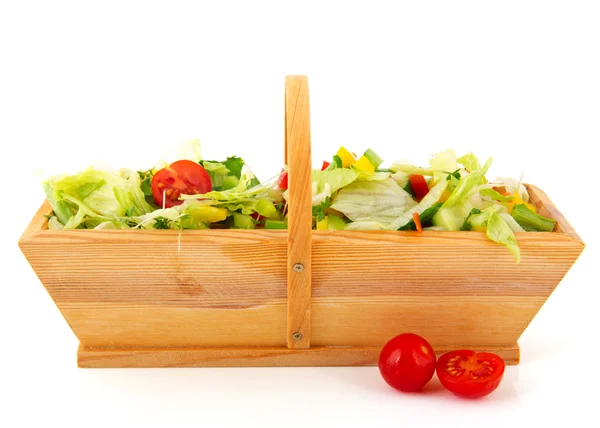 Salada mista fresca em cesto de madeira — Fotografia de Stock