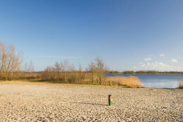 Järvi Alankomaiden luonnossa — kuvapankkivalokuva