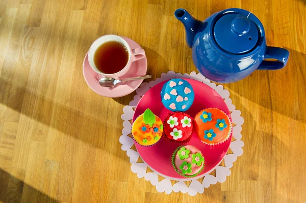 Tee und Cupcakes — Stockfoto