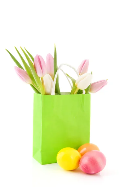 复活节彩蛋和纸包里的郁金香 — 图库照片