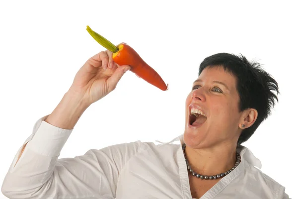 Vrouw zingen met een wortel — Stockfoto