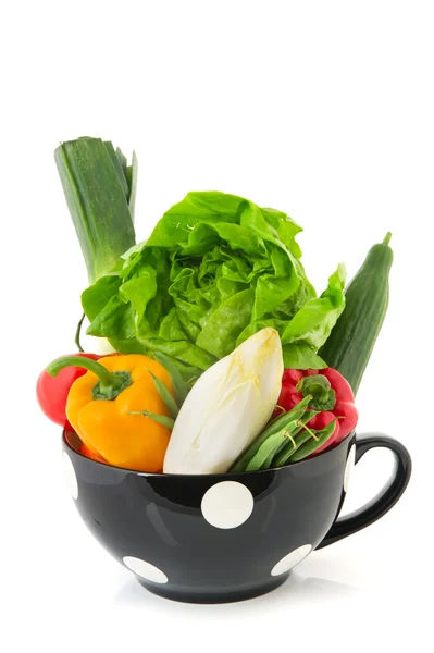 Svart skål full grönsaker — Stockfoto