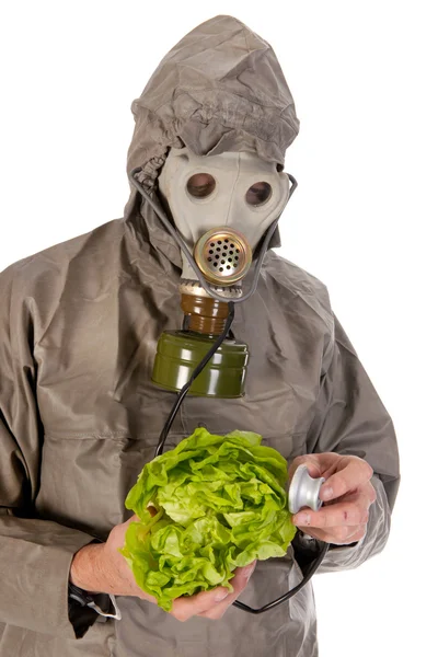 防毒面具和蔬菜的男人 — 图库照片