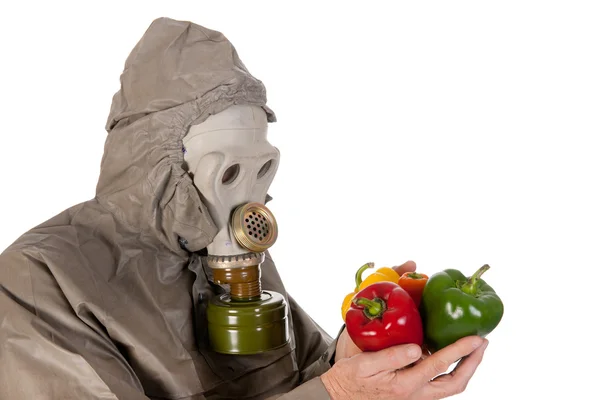 Człowiek z maski gazowe i warzywa — Zdjęcie stockowe