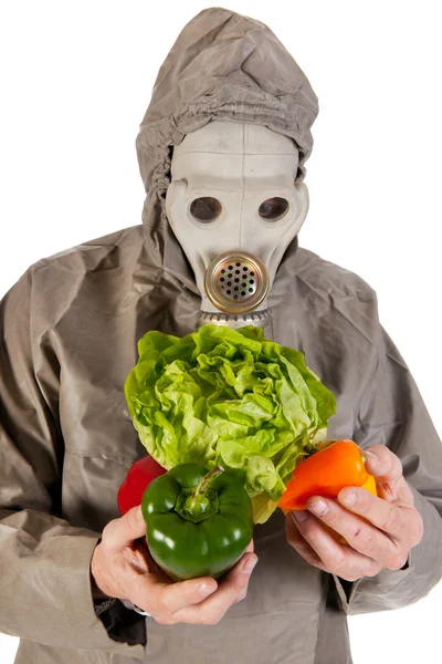 Man with gas mask and vegetables — Stock Photo, Image
