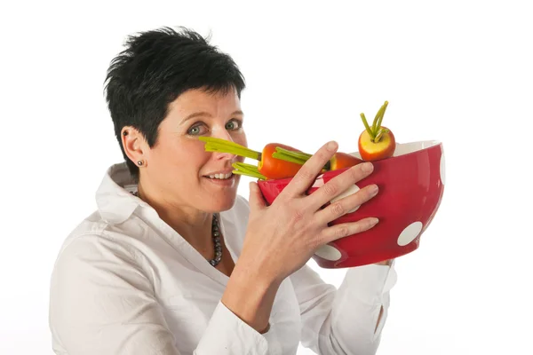 Ung kvinna med grönsaker — Stockfoto
