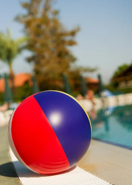 Пляжный мяч возле бассейна — стоковое фото