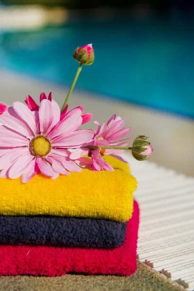 Towels near the swimming pool — Stock Photo, Image