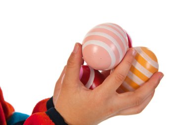 Çocuk elleri ile Paskalya yumurtaları