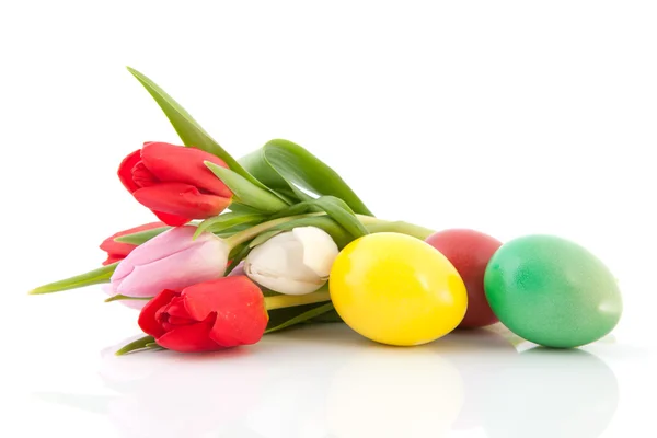 Huevos y tulipanes de Pascua — Foto de Stock