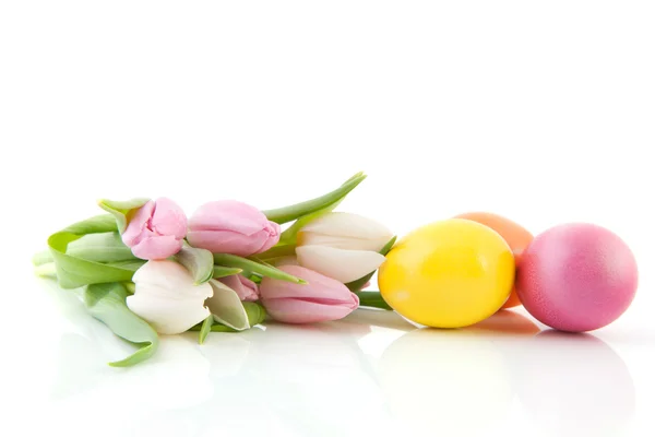 Пасхальные яйца и тюльпаны — стоковое фото