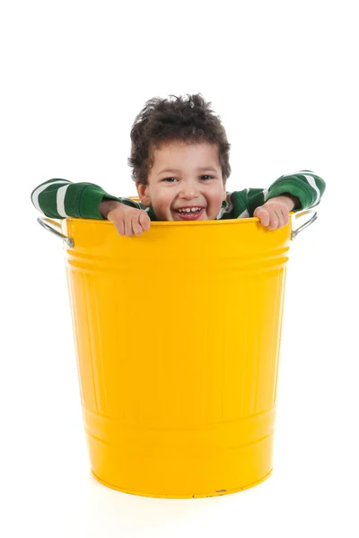 Маленький хлопчик у сміттєвій банці — стокове фото