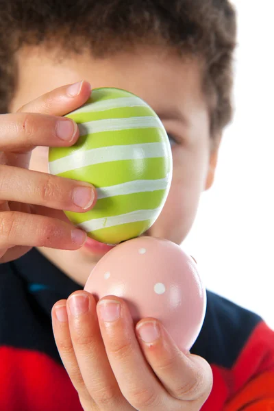 Kind handen met Pasen eieren — Stockfoto