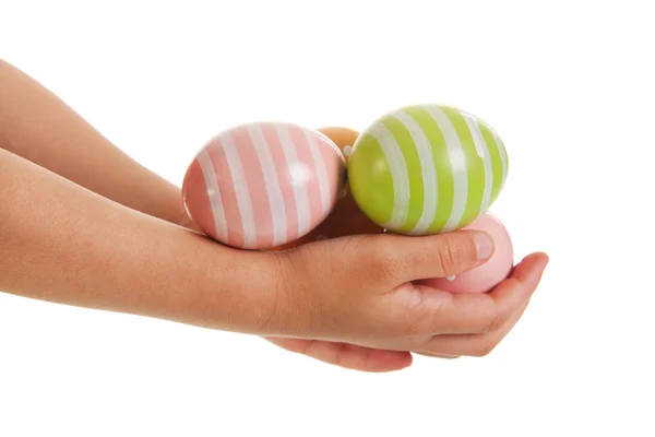 Mani di bambino con uova di Pasqua — Foto Stock