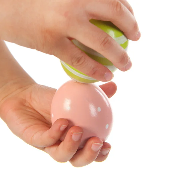 Çocuk elleri ile Paskalya yumurtaları — Stok fotoğraf