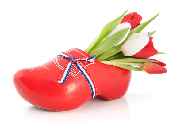 Zuecos holandeses de madera con tulipanes — Foto de Stock