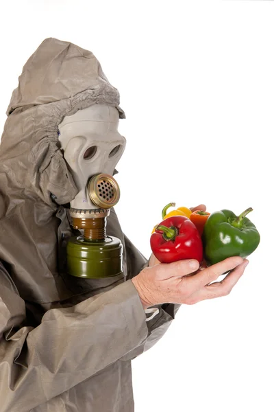 Man with gas mask and vegetables — Stock Photo, Image