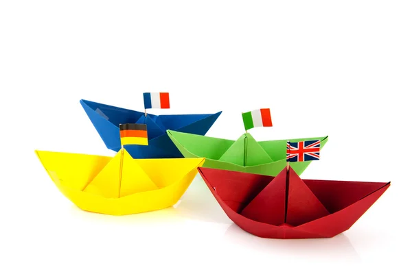 Färgglada papper boatwith EU-flaggor — Stockfoto