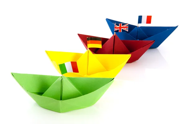 Красочная бумажная лодка с европейскими флагами — стоковое фото