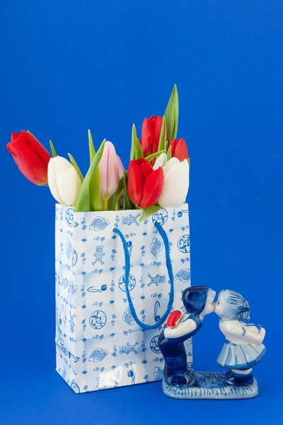 Сувенирная сумка с тюльпанами — стоковое фото
