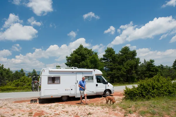 Man is traveling by mobile home — Stock Photo, Image