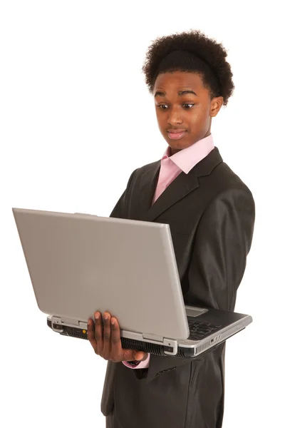 Homem de negócios preto surpreso com laptop — Fotografia de Stock